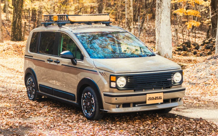 В Японии стартовали продажи набора для стилизации Honda Freed в ретро-ключе.