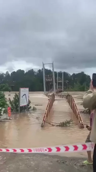 А у вас мост отклеился...