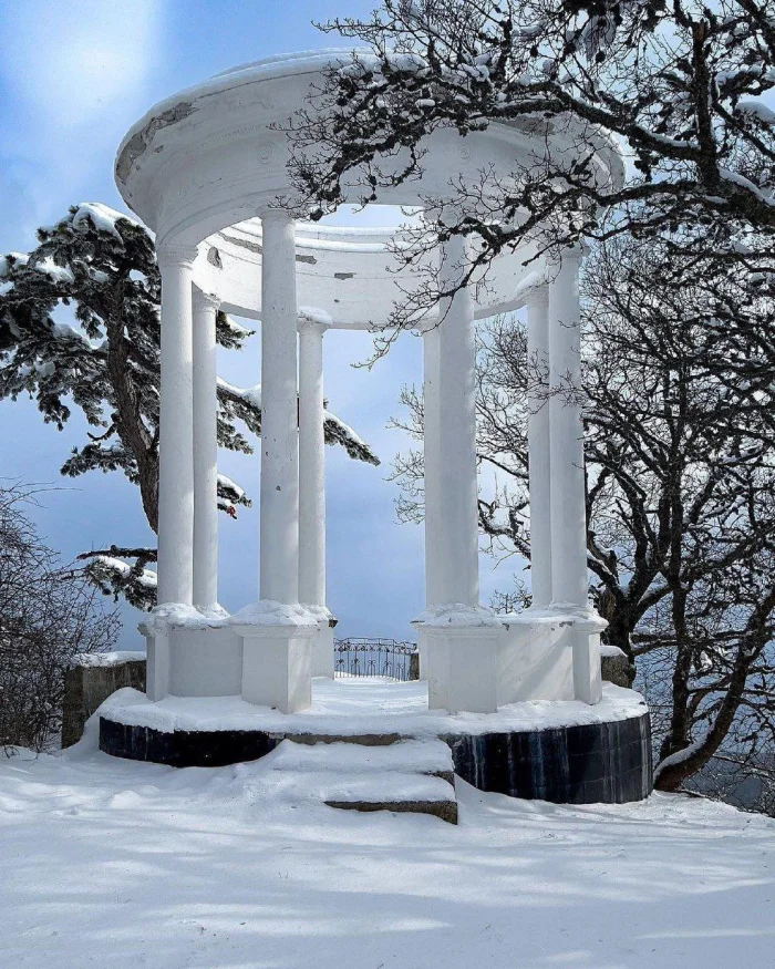 🏛 Заснеженная Серебряная Беседка на горе Ай-Петри
