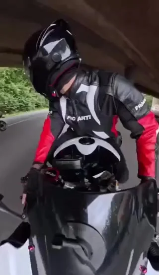 Необычная авария трёх байкеров