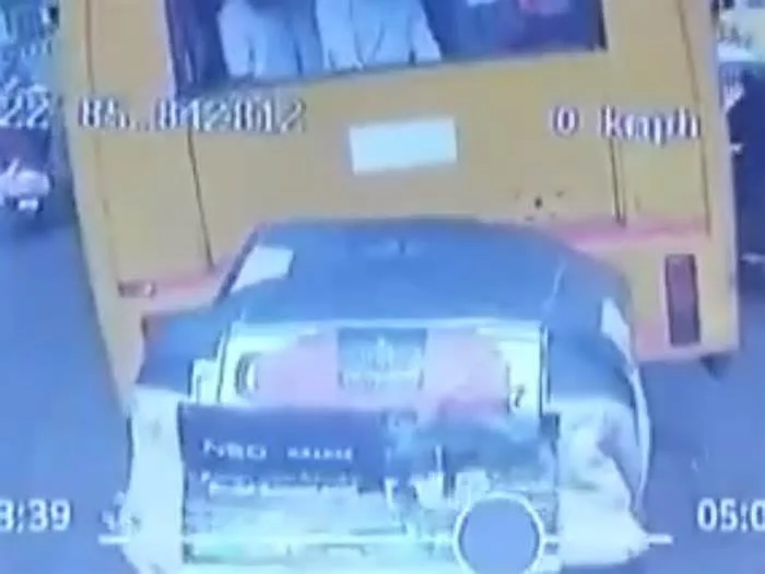 В Индии местный пазик попал между двумя автобусами ( +18, беременным и истеричкам не смотреть)