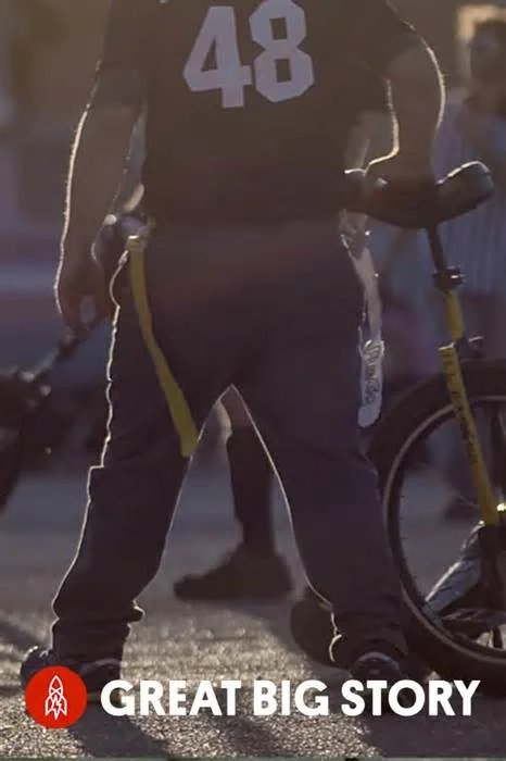 Игроки на моноколесах играют в футбол