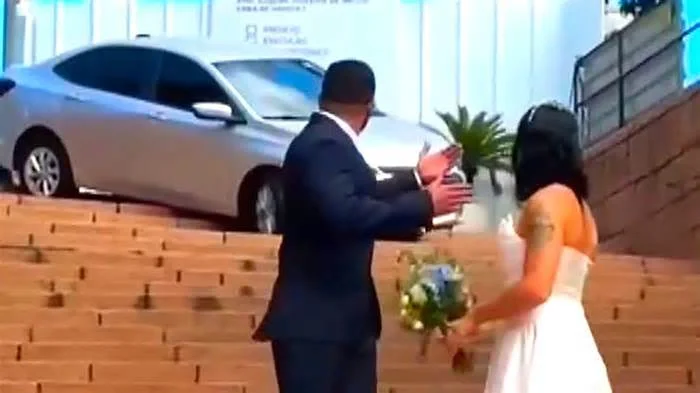 Эй, чувак, кто оплатит проезд на такси: ты или твоя баба?