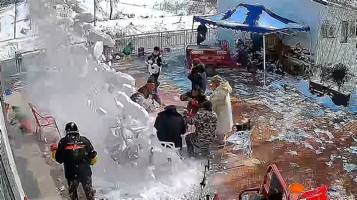 Снег упал с крыши на людей во время семейного ужина