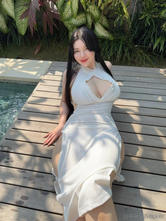 AlinaBecker — роскошная эстетика у бассейна и чувственный стиль
