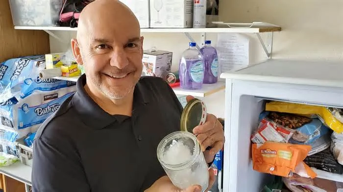 Евро-дед 50 лет хранит у себя в холодильнике банку со снегом