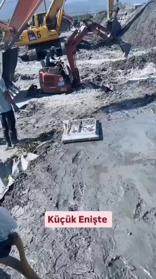 Мама забрала из песочницы