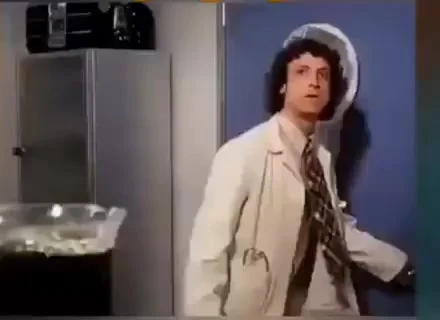 У каждой девушки должно быть маленькое черное платье и что нибудь чужеродное