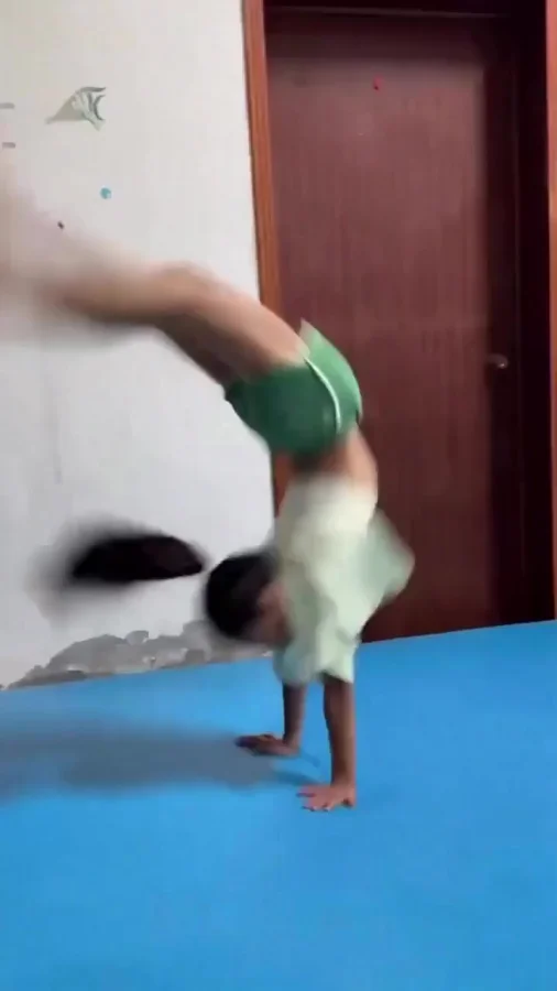 Координация у девочки - моё почтение!)