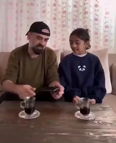 Дочь получит телефон только в том случае, если повторит все действия, точь-в-точь