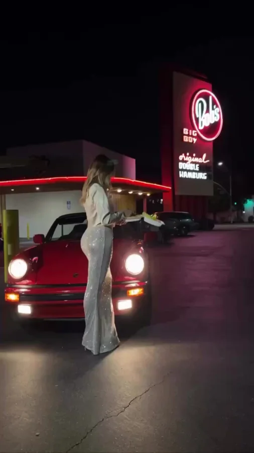 Вот жрёт же дрянь всякую... а фигура!