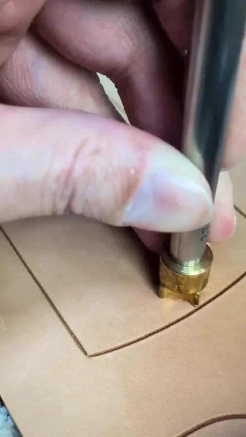 Когда процесс важнее результата: изготовление карт-холдера