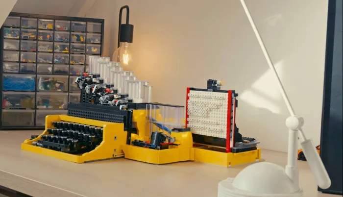 LEGO-мастер создал действующую печатную машинку из конструктора.