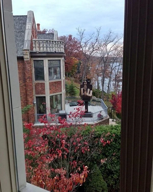 Мужчина купил дом рядом с бывшей женой и поставил статую среднего пальца