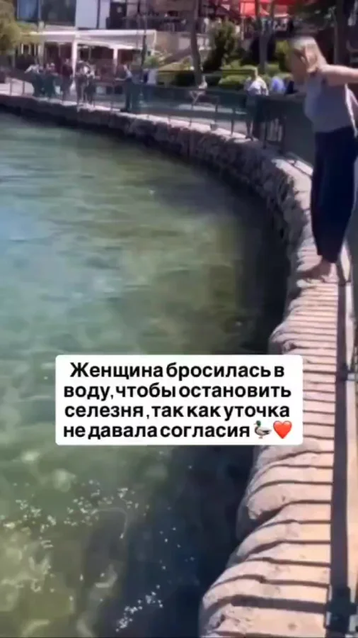 Она относила себя к женщинам, но женщины относили её обратно