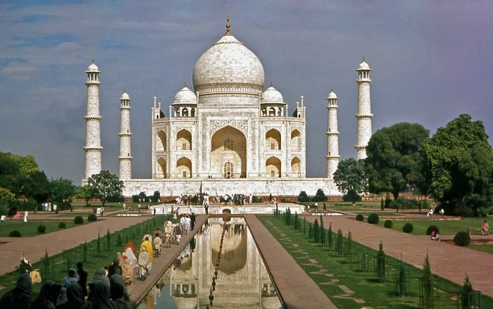 Знаменитые фасады и скрытые интерьеры: 8 шедевров архитектуры