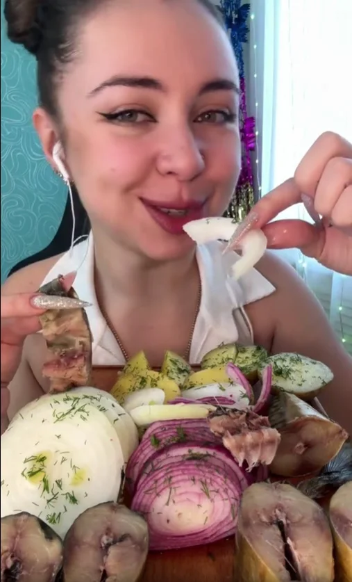 Вареная картошка с укропом, лук и скумбрия холодного копчения