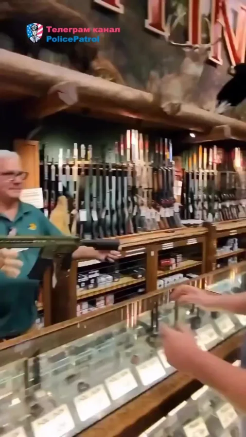 Парнишка решил пошутить в оружейном магазине