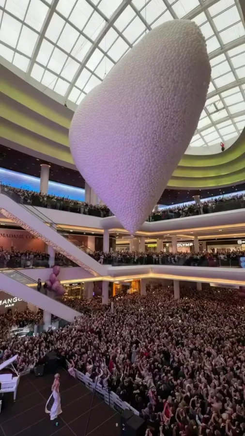 Гигантский сюрприз в "Ривьере": 100 000 шаров в честь праздника