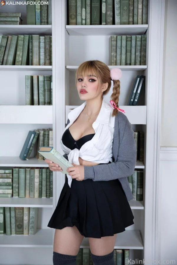 KalinkaFox — Миниатюрная Блондинка С Пышными Формами В Образе Студентки
