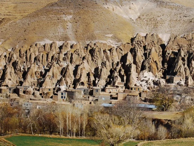 Кандован — город, высеченный в скалах