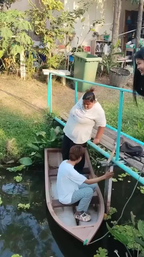 Лодку жалко😅