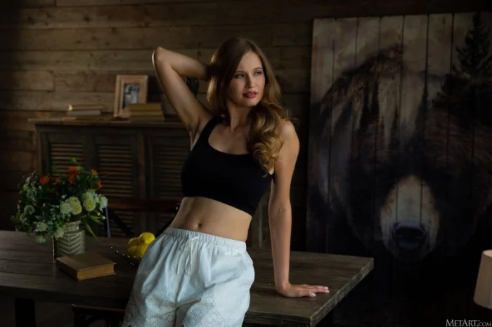 Милая шатенка