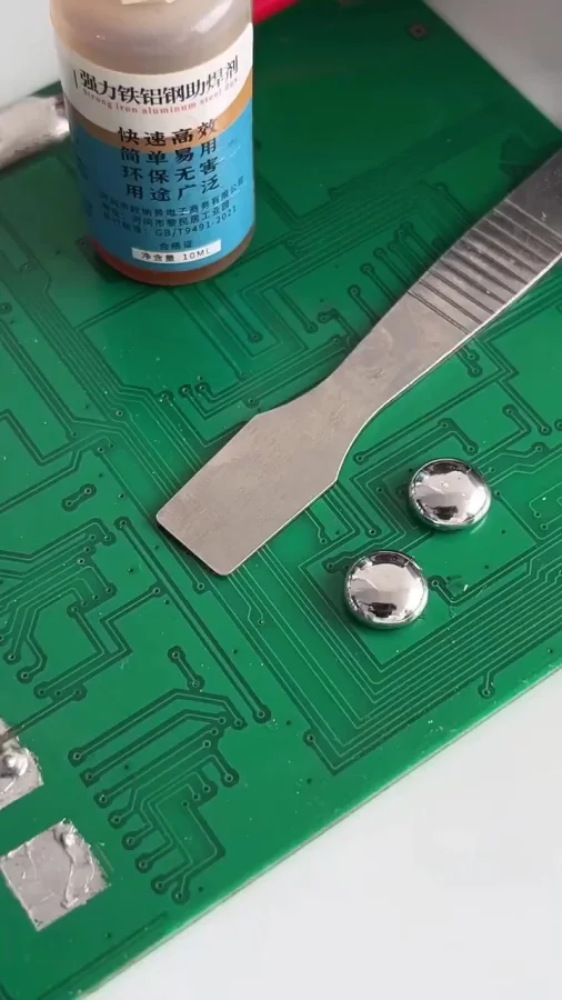 Поэтому нужен флюс