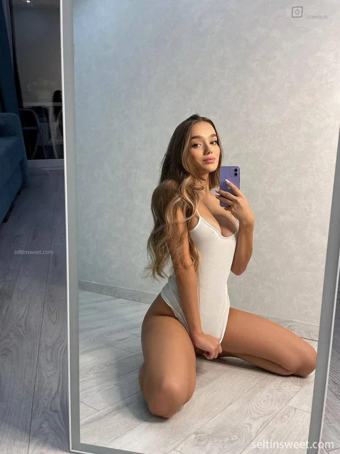 Selti — Миниатюрная Брюнетка С Длинными Волосами И Нежной Внешностью