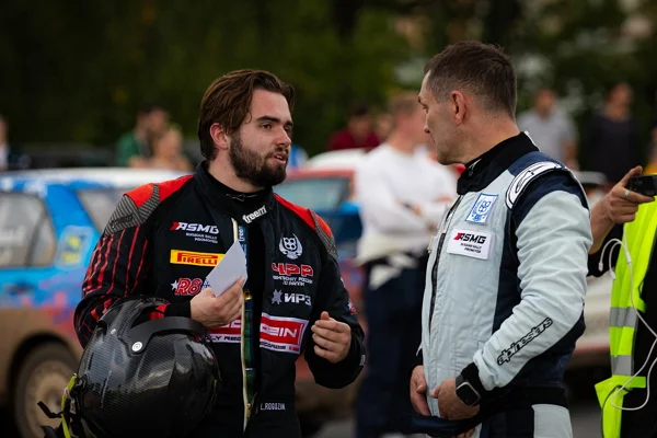 Триумфальная победа гонщика Леонида Рогозина на Кубке России по ралли 2025 года подчеркивает ценность преемственности поколений в российском автоспорте