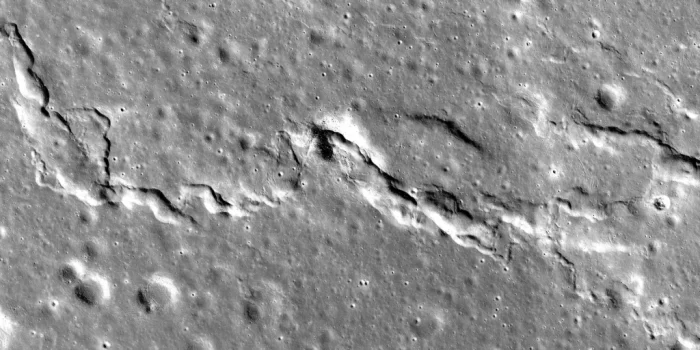 Ученые обнаружили, что Луна продолжает сжиматься