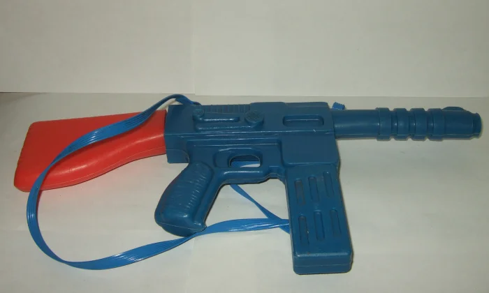 Автоматы из детства: игрушечное оружие времён СССР