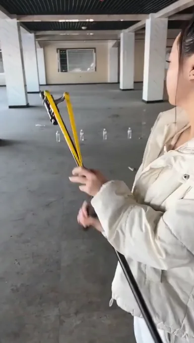 Девушка с рогаткой