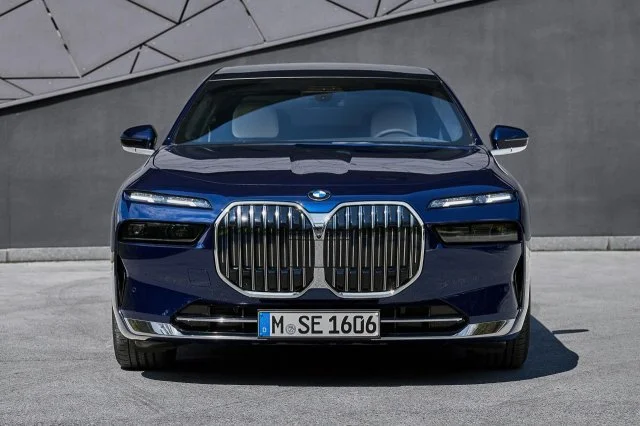 BMW 7 серии показала обновлённый салон и фирменные крупные «ноздри»