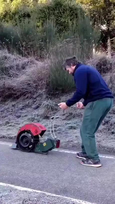 Чем муж занимается в гараже...