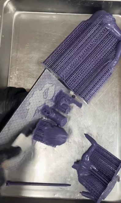 Девушка с кувалдой