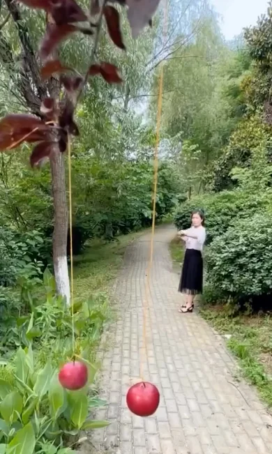 Девушка с рогаткой