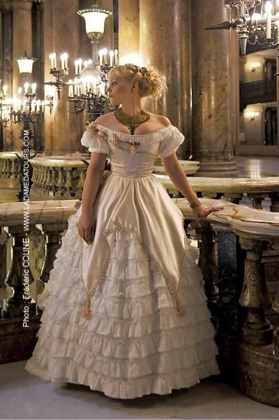 Девушки в старинных платьях