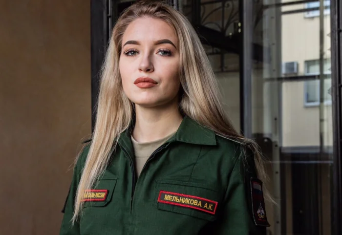 Девушки в военной форме