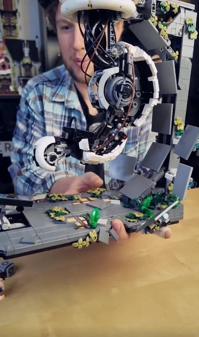 GlaDOS из Portal 2 в стиле Lego