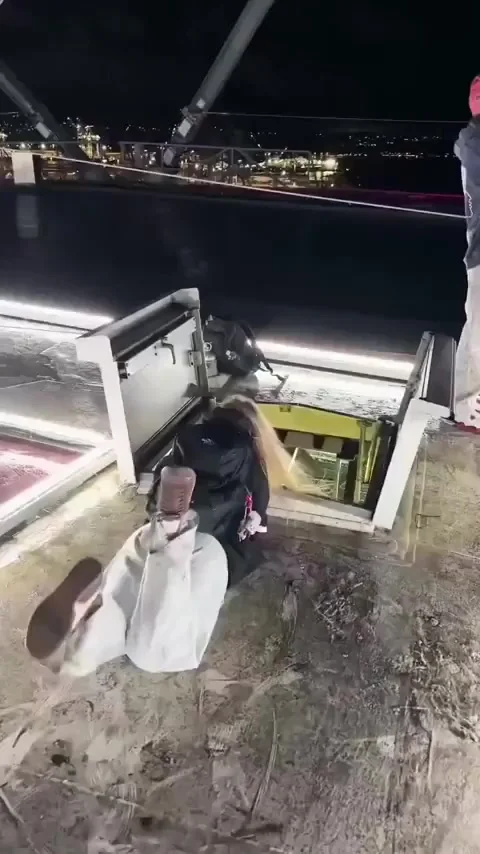 Интересно, а зачем там лестница вниз?