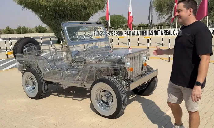 Jeep в прозрачном корпусе