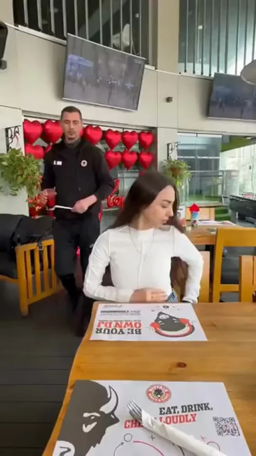 Коктейль безалкогольный, а официант нет