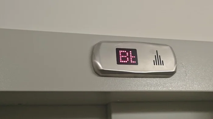 Лифт просит о помощи