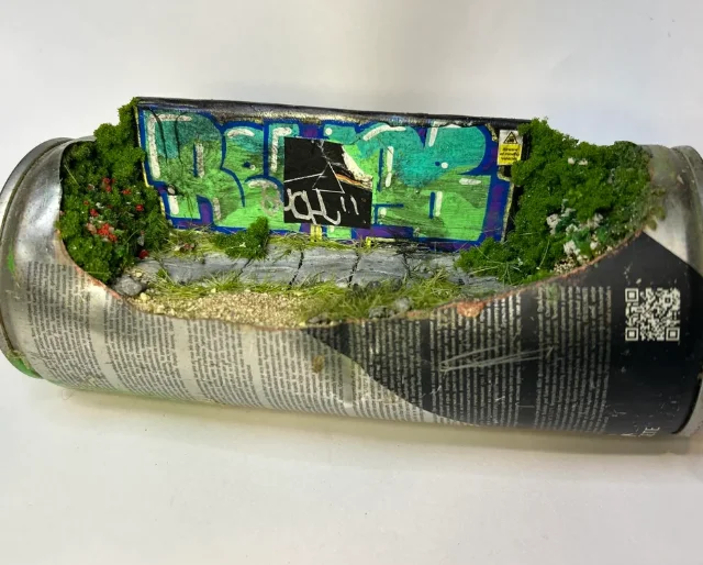 Маленькие шедевры внутри обычных банок от краски