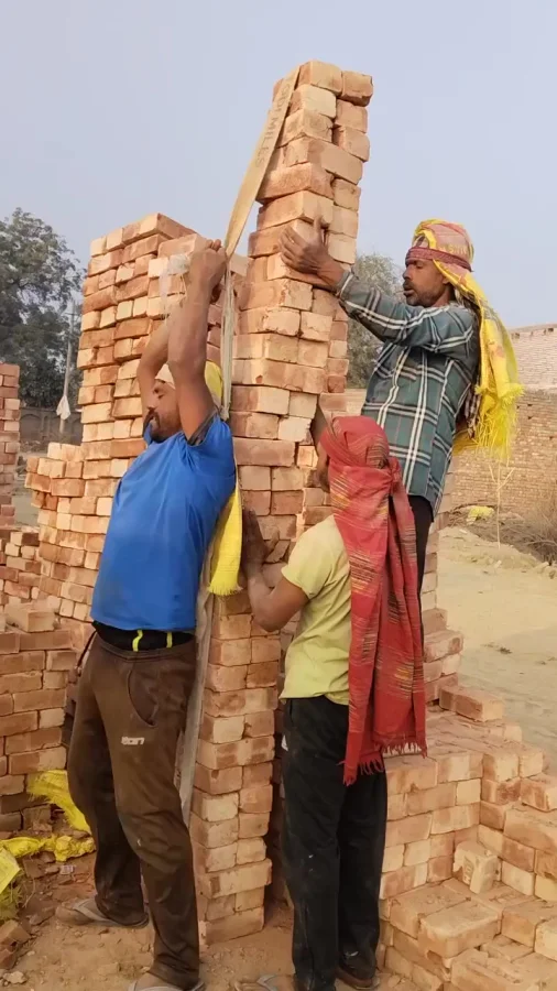 Они таскали кирпичи