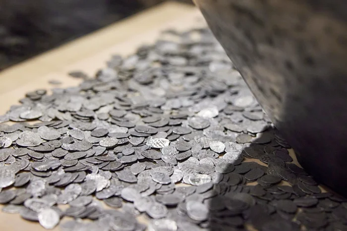 Реставрация палат в Москве принесла уникальную находку: 85 тысяч серебряных монет XV-XVII веков