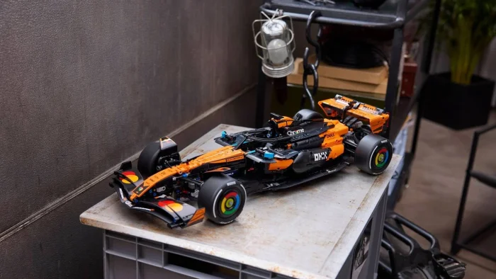 Болид McLaren воссоздали в виде огромной модели Lego