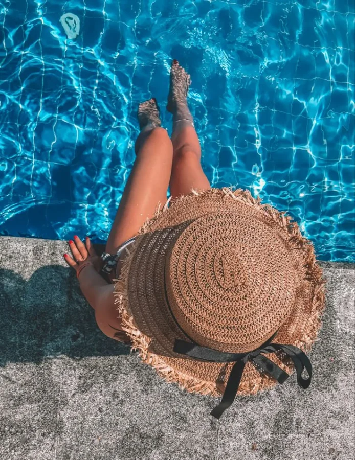 Красавицы у бассейна