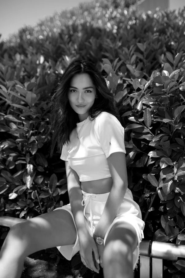 Красивые девушки на прогулке в парке